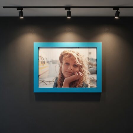 Jeune fille sur le port