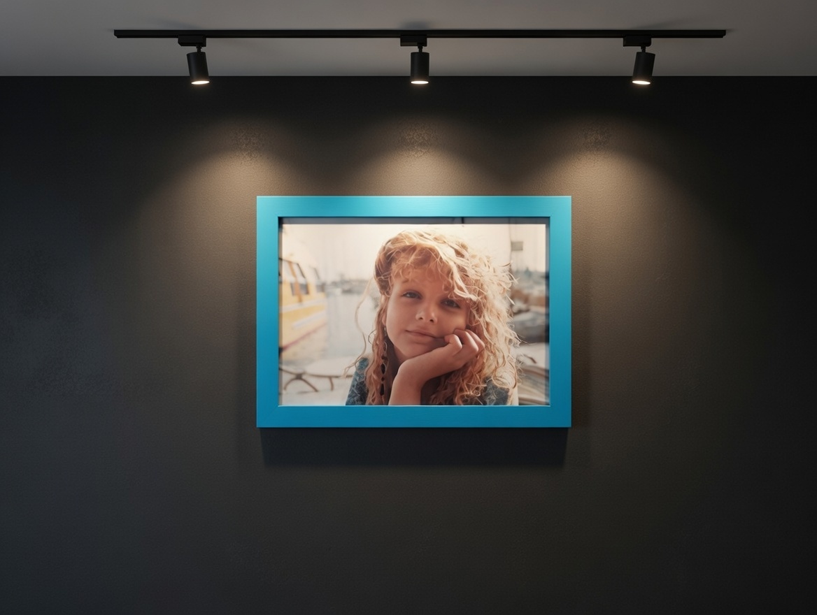 Jeune fille sur le port