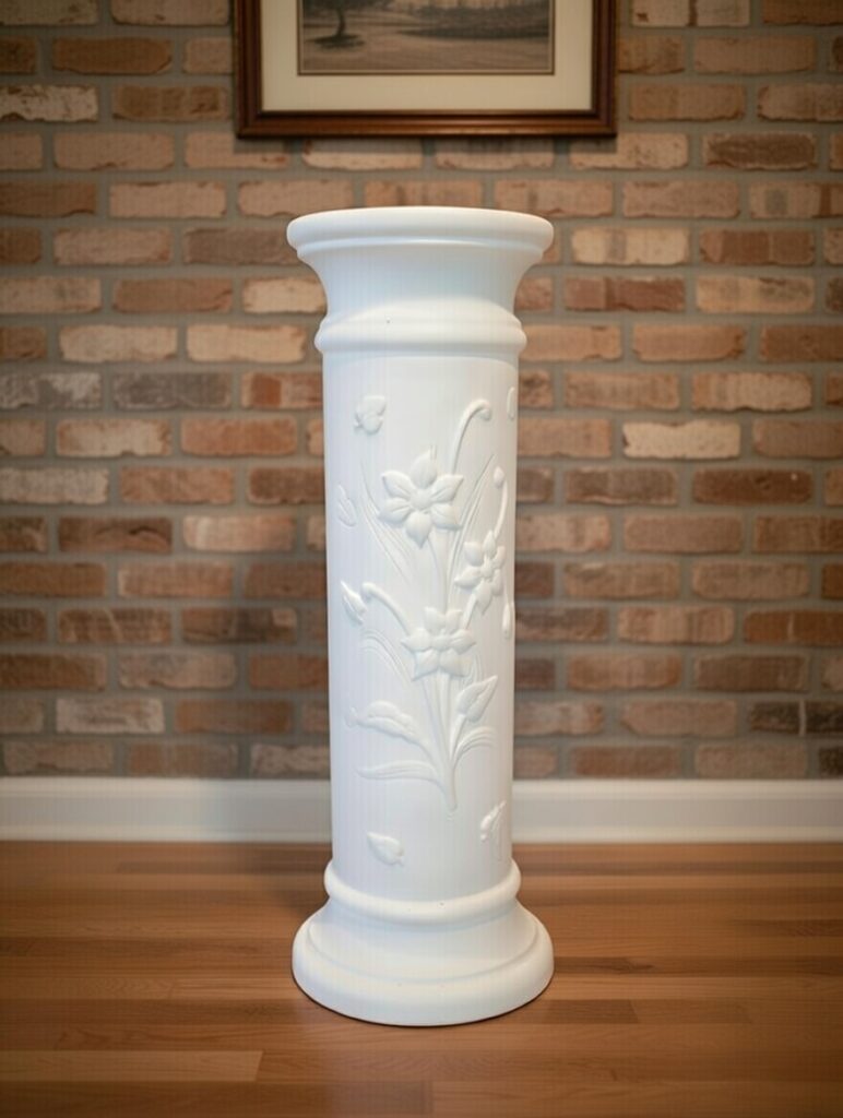 Colonne en plâtre blanc mouluré à relief floral 62 cm