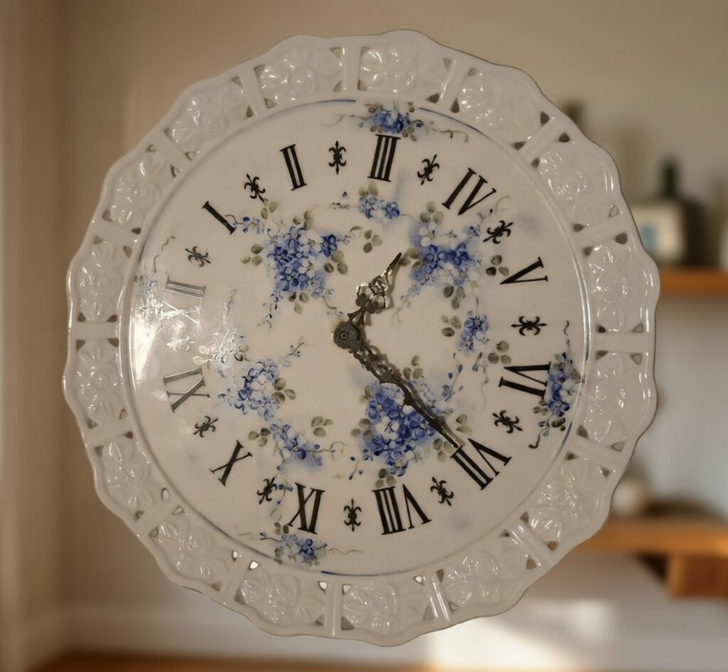 Horloge murale en porcelaine fleurie style vintage