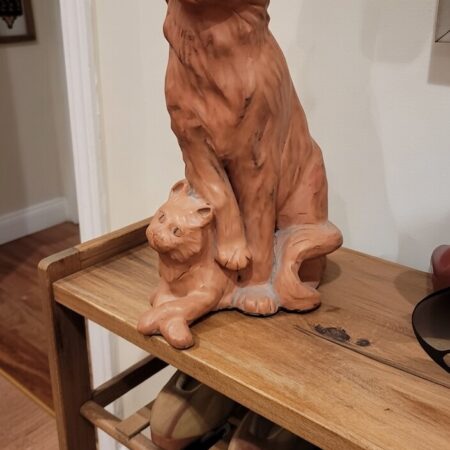 Sculpture de chats en terre cuite