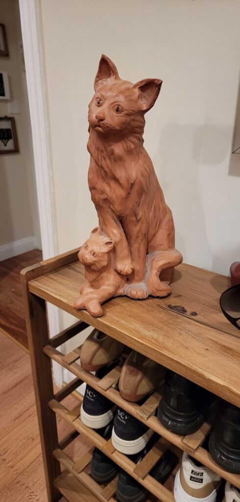 Sculpture de chats en terre cuite