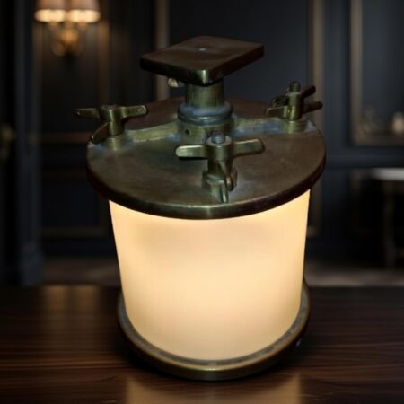 Lampe de coursive de navire ancienne en laiton massif pour décor de tournage